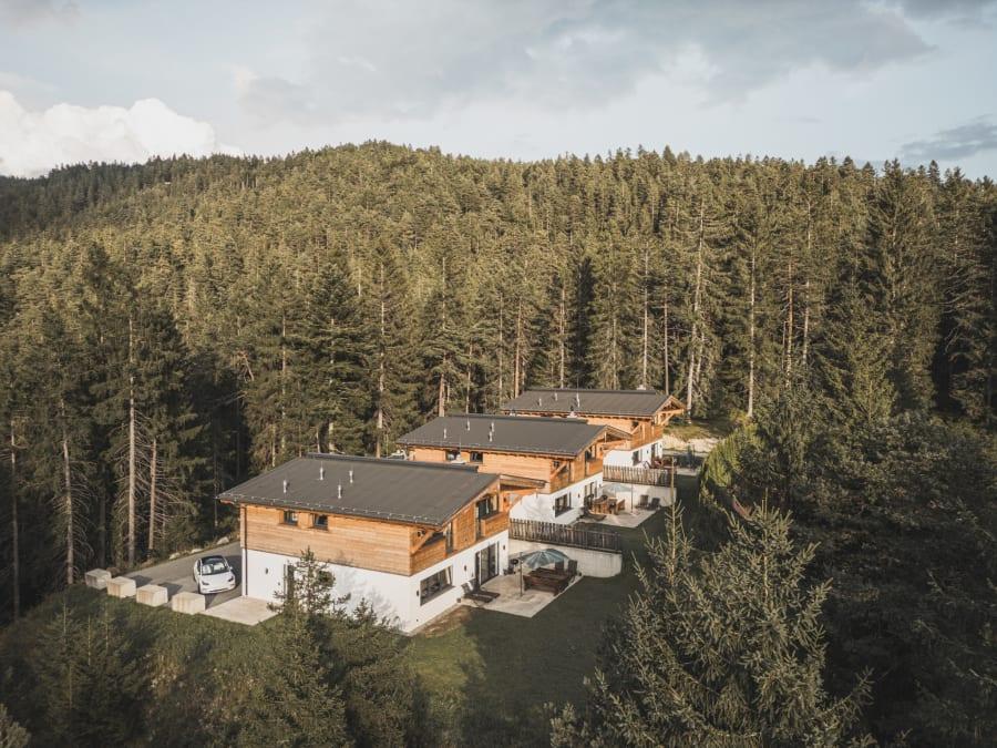 Tři Wilderer Chalets na okraji lesa na podzim